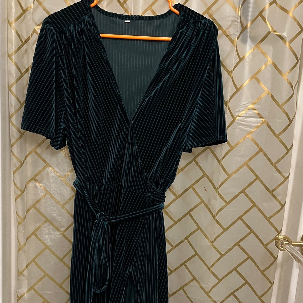 Elegant Dark Green Velvet Midi Wrap Dress with Self-Tie Waist - Picture 7 of 11